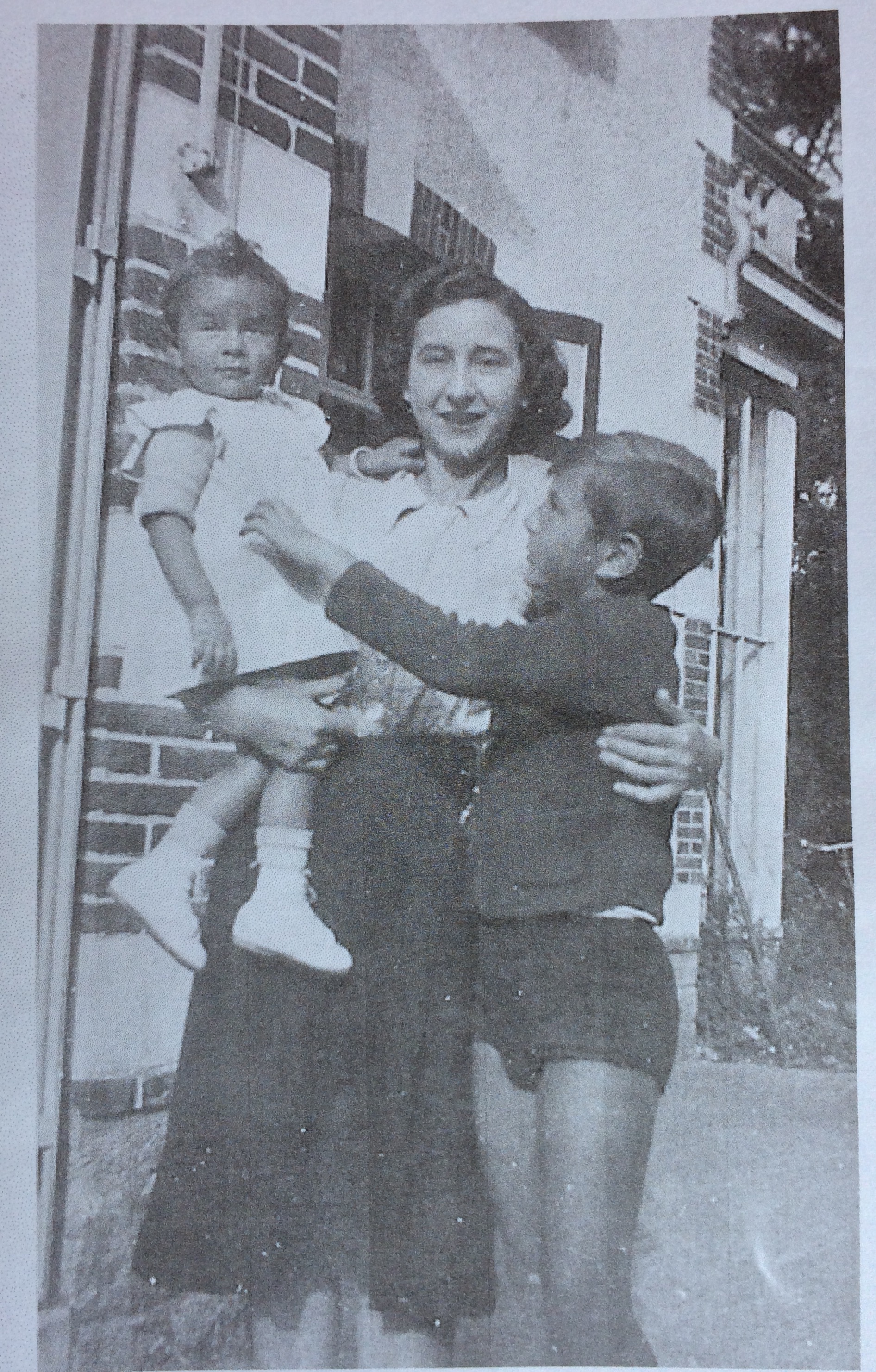 Monique MENDELOVICI dans les bras de sa mère Adèle et Jacques à droite © collection particulière