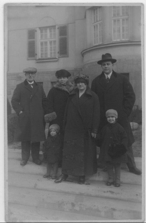 Karel et Franzi avec leurs filles chez eux à Decin. Karel est à l'extrême droite et Franzi au dernier rang. Les deux autres adultes sont ses parents   © collection particulière 