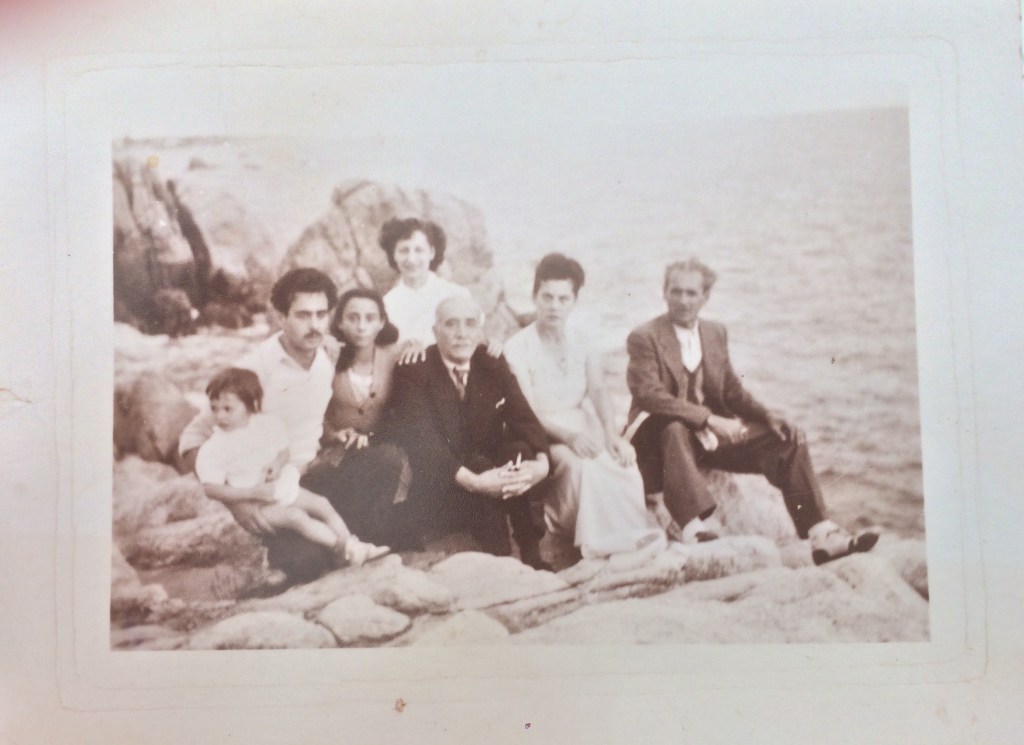 De gauche à droite : Bernard LEVY et son père Robert, Jacqueline FLORIS, Irène BURG, Albert LEVY (beau-frère de Djoya FLORIS), Djoya et Isaac FLORIS Côte sauvage Le Croisic-Le Pouliguen aux alentours de 1949  © collection particulière