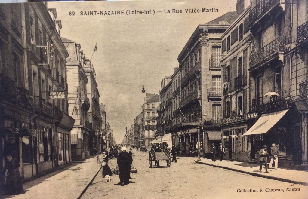 Maison Modèle angle Rue des Quatre-Vents/Rue Villès-Martin © collection particulière Patrick Pauvert
La boutique est à gauche juste après la Librairie de la Marine