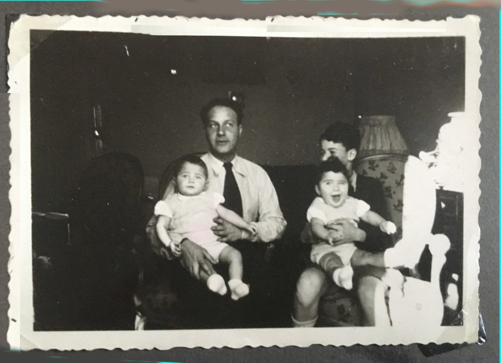 A gauche : Gilbert SOUWEINE portant sur ses genoux Michel
A droite : Jean-Claude portant sur ses genoux Maryse 
circa 1940, Saint-Etienne
© collection particulière