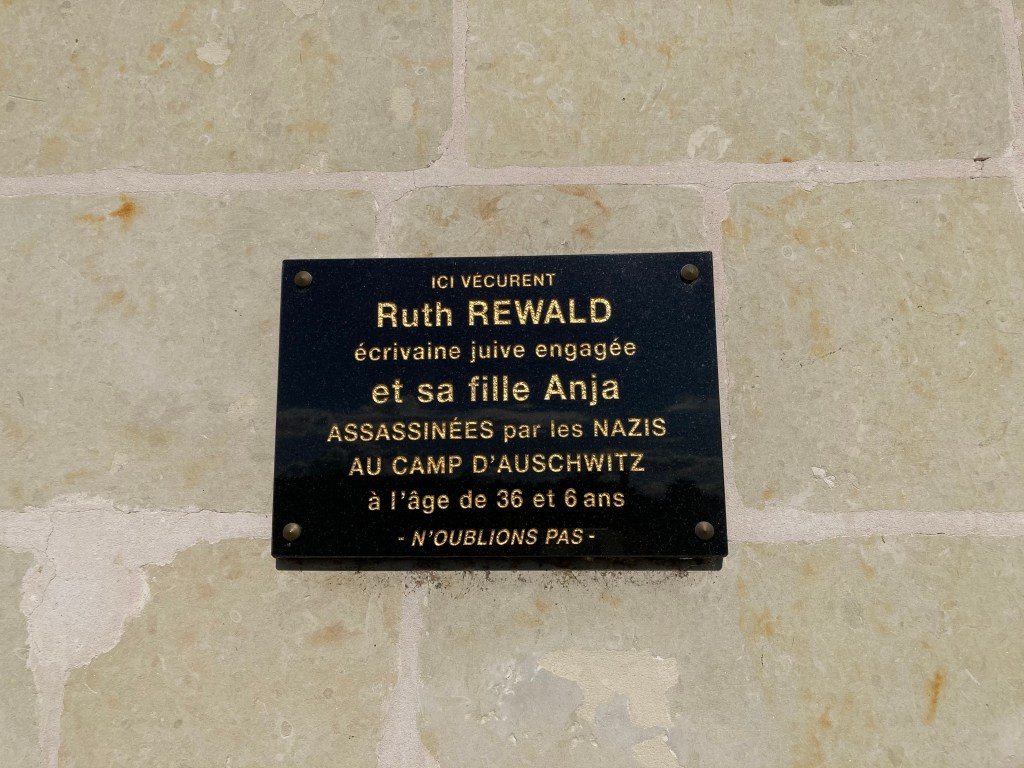 Plaque commémorative sur le domicile de Ruth et Anja SCHAUL 8, route d'Angers Les Rosiers-sur-Loire