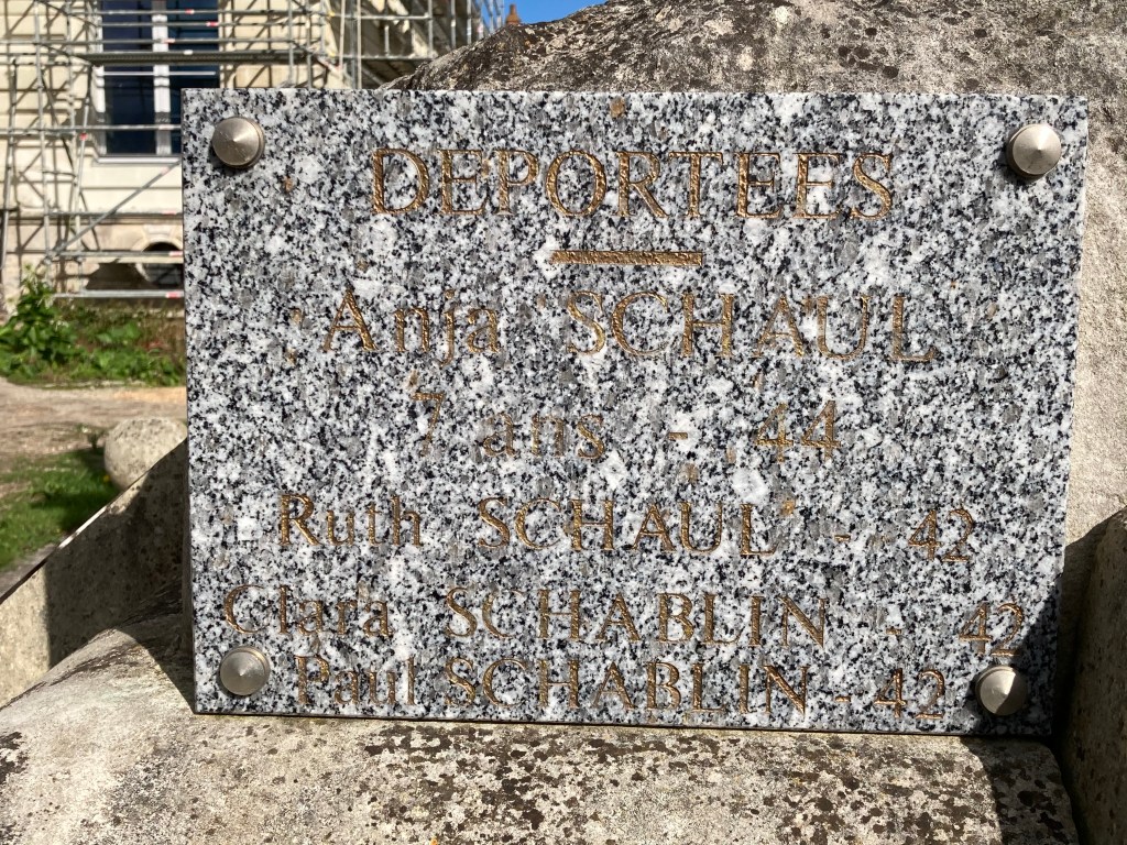 Plaque commémorative sur le monument aux morts dans le jardin de la mairie des Rosiers-sur-Loire