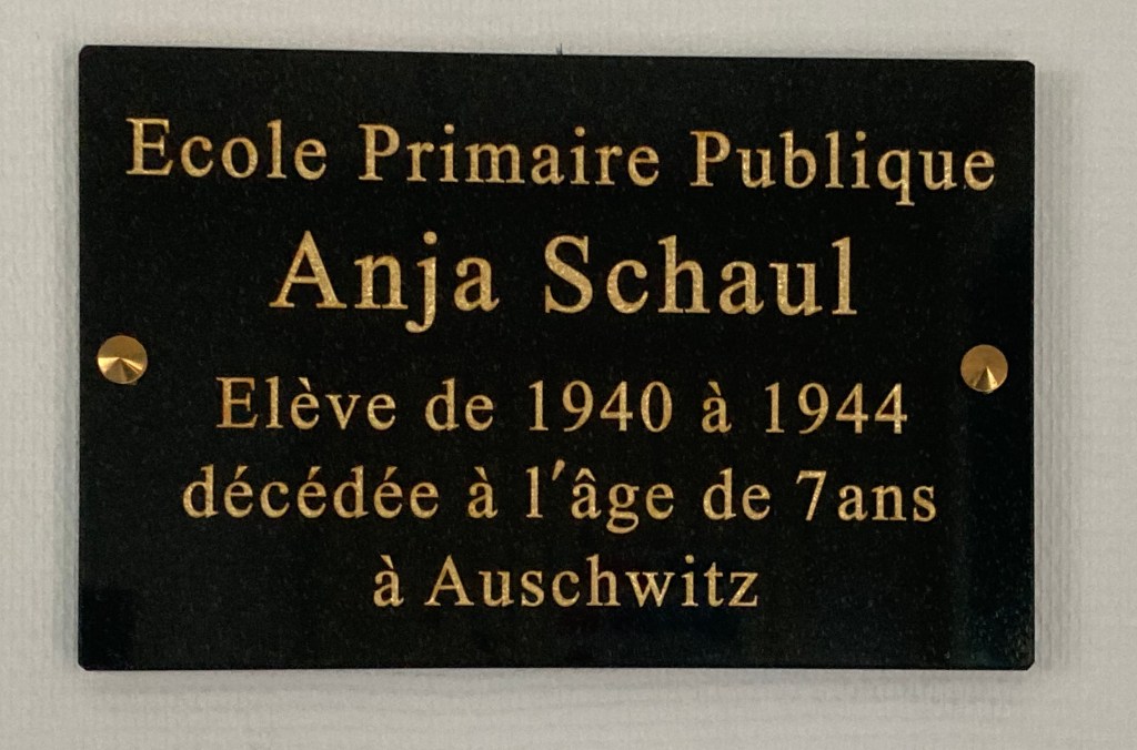 Plaque à l'intérieur de l'école publique des Rosiers-sur-Loire