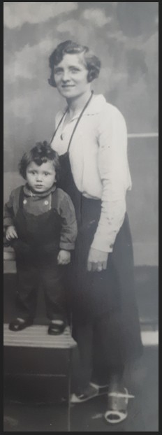 Alexandrine CARROBE (sans date ni lieu), l'enfant sur la chaise n'est pas identifié source : https://www.geneanet.org/media/public/madeleine-et-22351763