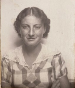 Colette LEVY 1936 [ADLA 4M397]