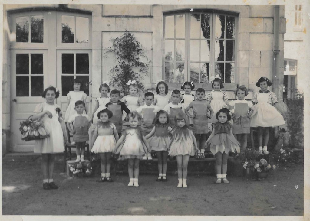 Anja SCHAUL déguisée en tulipe lors de la fête de l'école du dimanche 31 mai 1942 (1er rang à droite) © collection particulière famille RENAUD